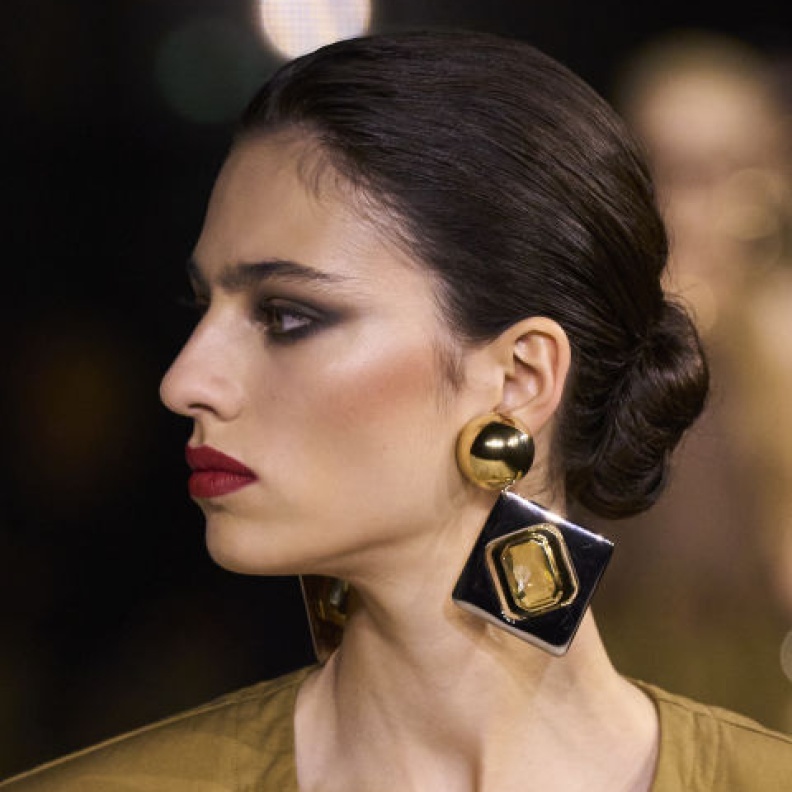 أضيفي لمسة من الإِشراقة البرونزية على ملامحك في الصيف 2024 مع خياراتنا من البرونزر