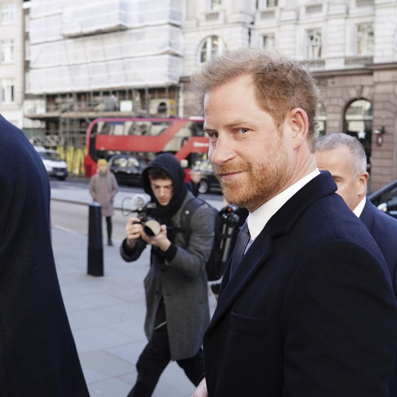 لن يلتقي والده وشقيقه.. الأمير هاري يصل لندن