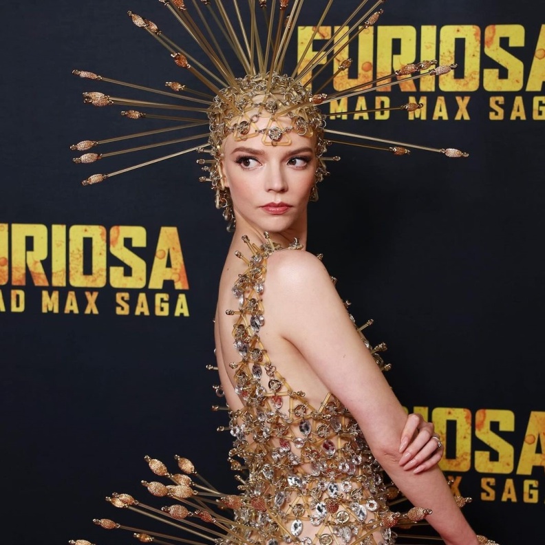 أبرز تصاميم مجوهرات الرأس head piece التي تألقت بها نجمات العالم