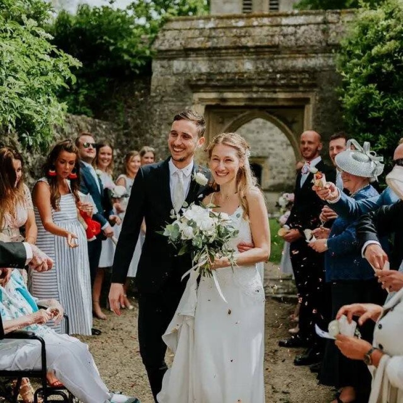 متى يكون على العروس الانتهاء من القائمة النهائية لضيوف حفل الزفاف