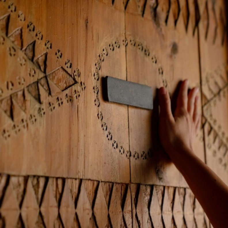 مجموعة أطباق تقديم التمر مستوحاة من تصاميم أبواب مناطق المملكة