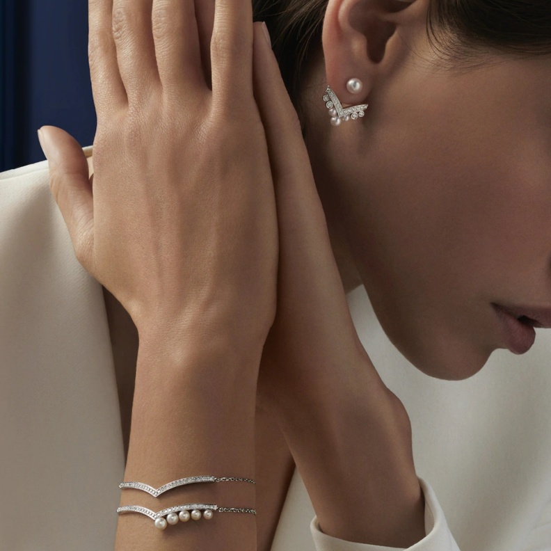 كيف تختارين قطعة مجوهرات هدية لصديقتك؟