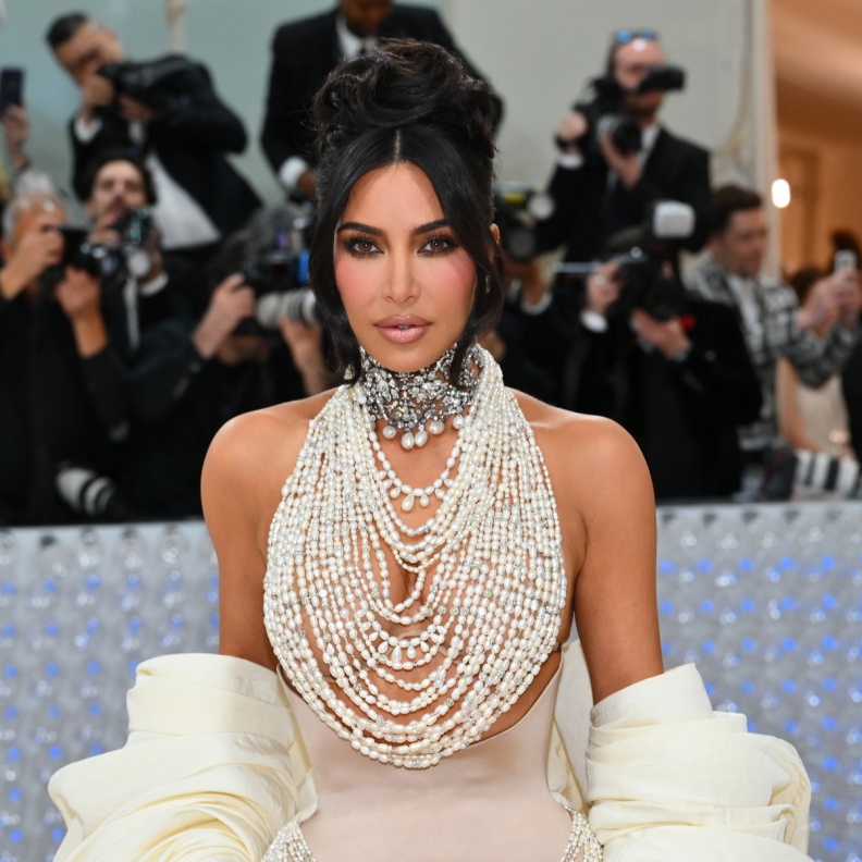 مجوهرات نجمات العالم مع إطلالتيّ الأسود والأبيض خلال ميت غالا في السنوات الماضية