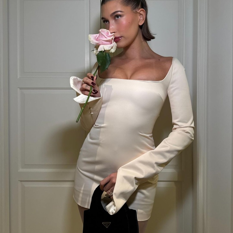 عارضة الأزياء هايلي بيبر Hailey Bieber بتصاميم مجوهرات رائجة خلال فترة الحمل