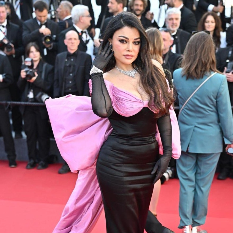 هيفاء وهبي بتصاميم مجوهرات براقة ومُلهمة على السجادة الحمراء خلال مهرجان كان السينمائي