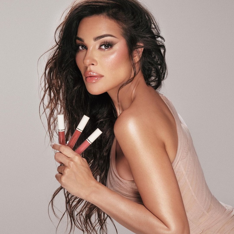 إختاري ملمع شفاه مع مرطب Lip Glow Gloss من علامة NADINE NJEIM BEAUTY