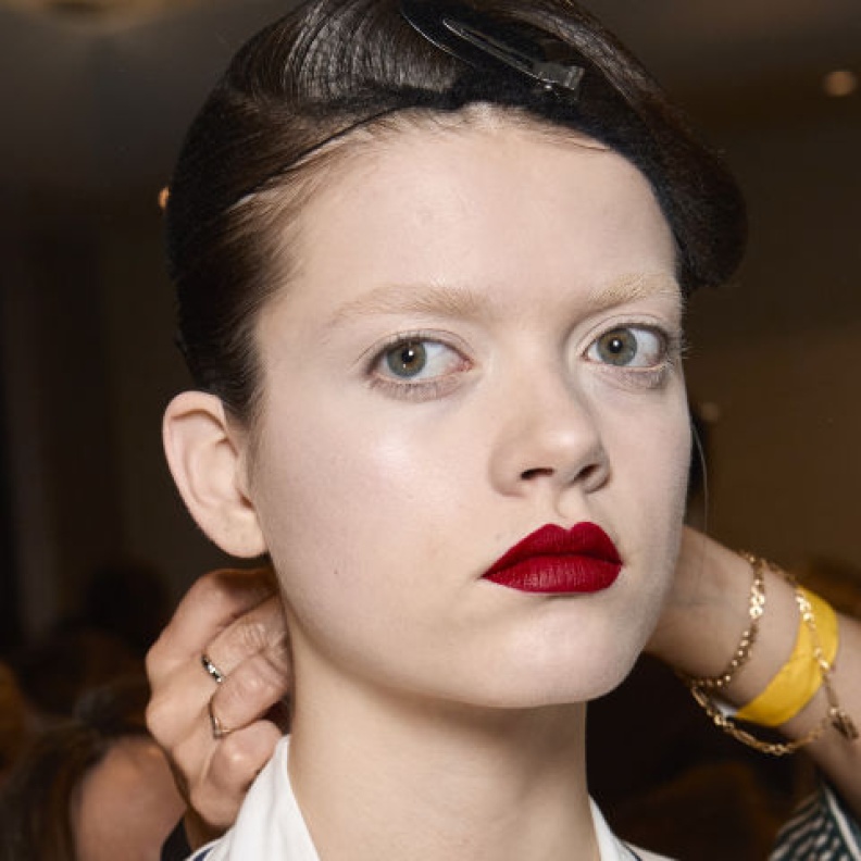 أجمل اختياراتنا من أحمر الشفاه 2024المناسب لحفلات التخرج لإطلالة مفعمة بالثقة والتألق