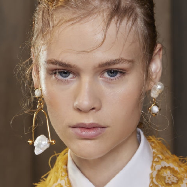 اكتشفي أسرار الجمال المضيء مع مستحضرات غنية بالعسل تزامنا مع يوم النحل العالمي