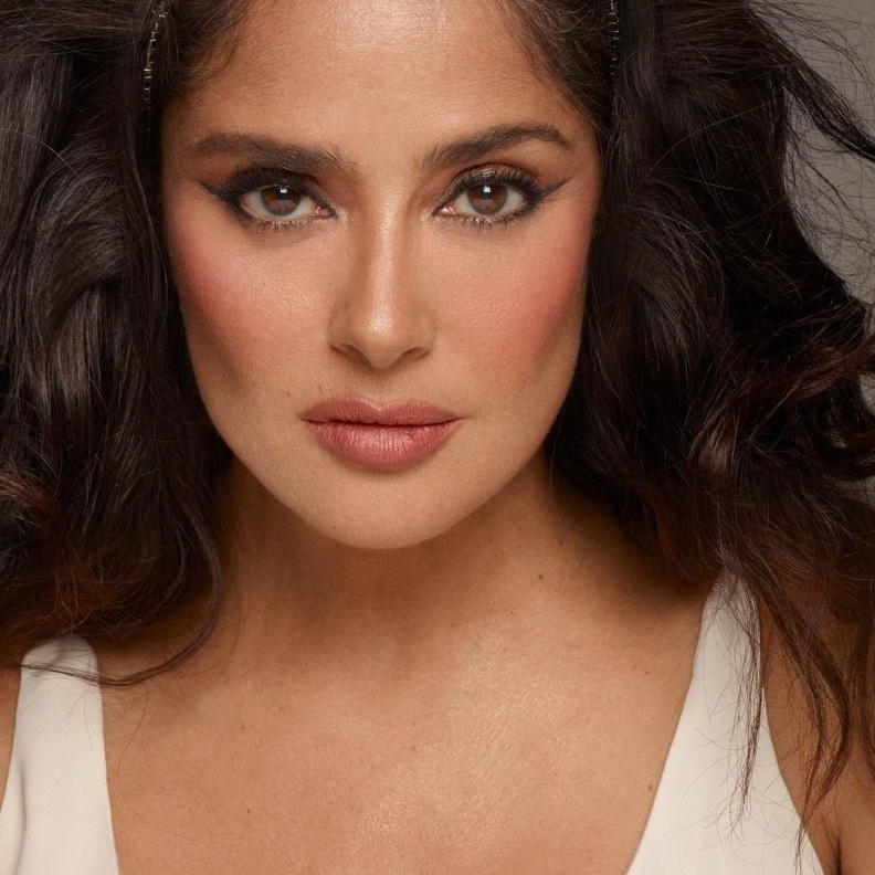 تتبنى سلمى حايك نهجاً فريداً في العناية ببشرتها، حيث لا تقوم بتنظيف وجهها في الصباح