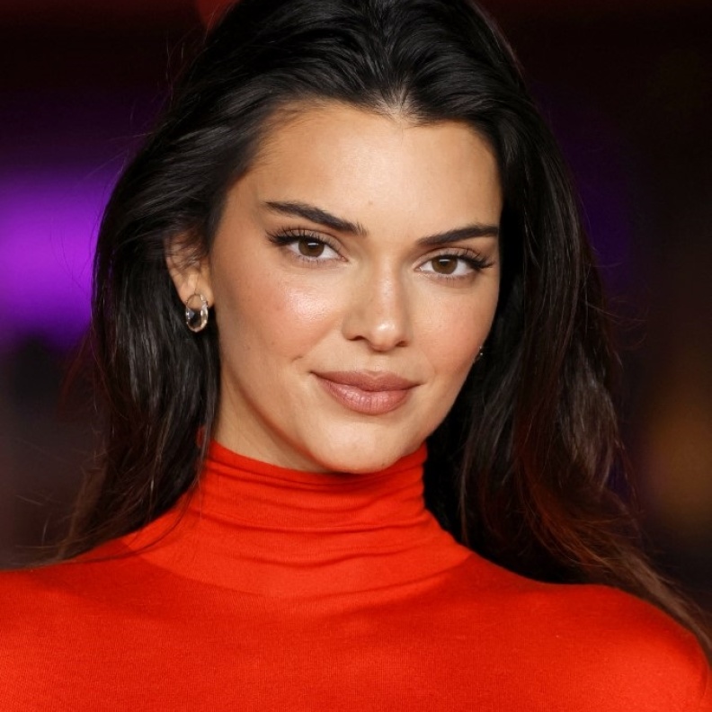 تنظيف البشرة برغوة منظفة على طريقة كيندال جينر