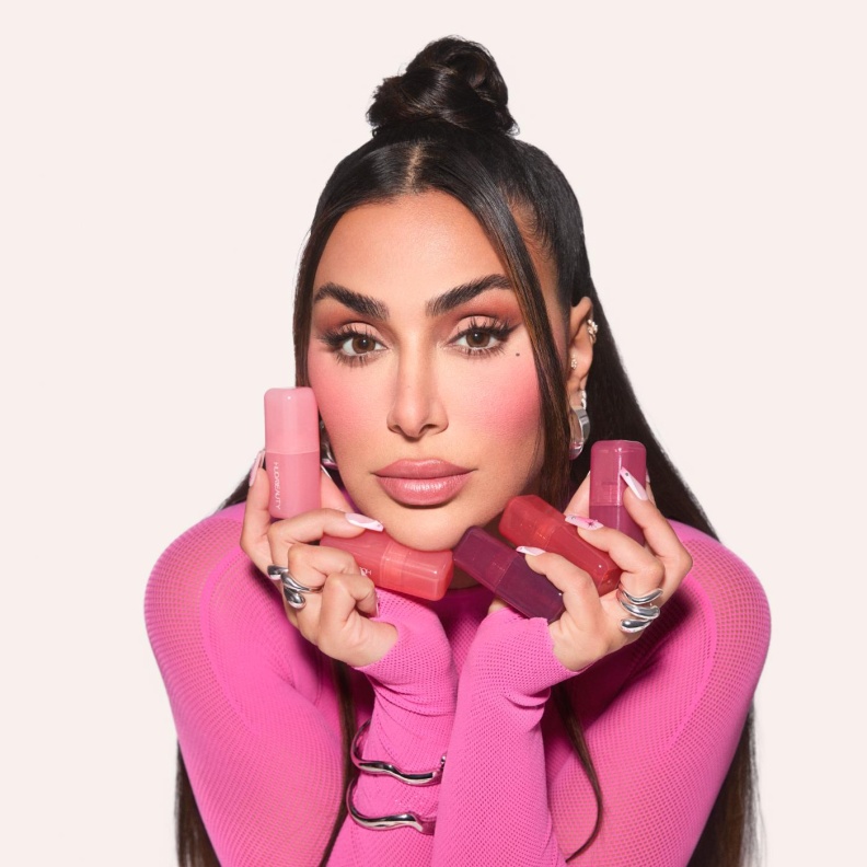صورة حصرية لـ "هي" ...Huda Beauty تطرح البلاش السائل الجديد Blush Filter