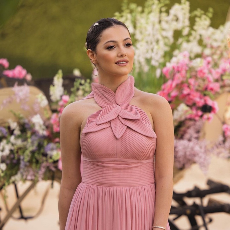 نظرة على اطلالات ازياء دانا عاصي الحلاني وأجمل ازيائها