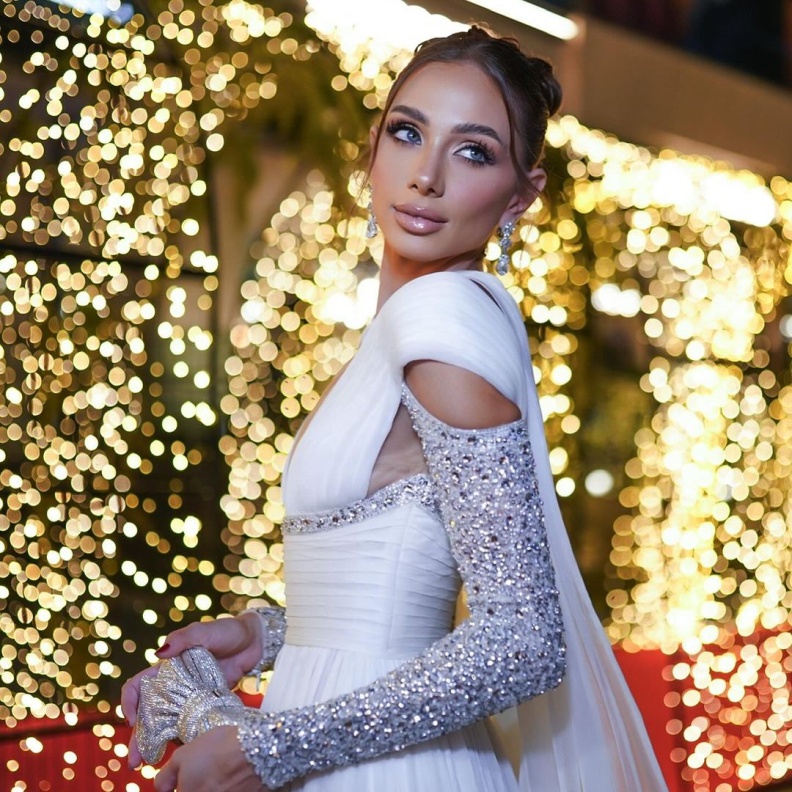  إطلالات النجمات بفساتين السهرة بلمسة الكورسيه