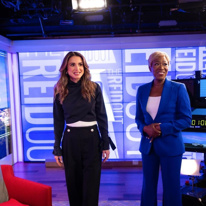 إطلالات الملكة رانيا في البرامج التلفزيونية تتسم بالتصاميم الكلاسيكية مع الطابع الشبابي