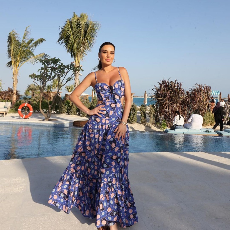 إطلالات النجمات في رحلاتهن الاستجمامية بالأزياء الصيفية