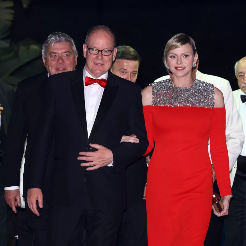 أميرة موناكو الأميرة شارلين متألقة بالأحمر