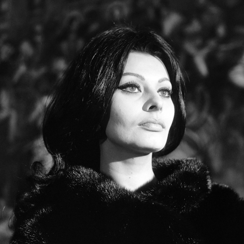 تطور رسمات الآيلانير بين إطلالات نجمات الزمن الجميل وبين النجمات الحاليات