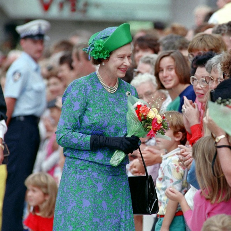 الملكة إليزابيث الثانية بإطلالة لافتة بالأزرق والأخضر