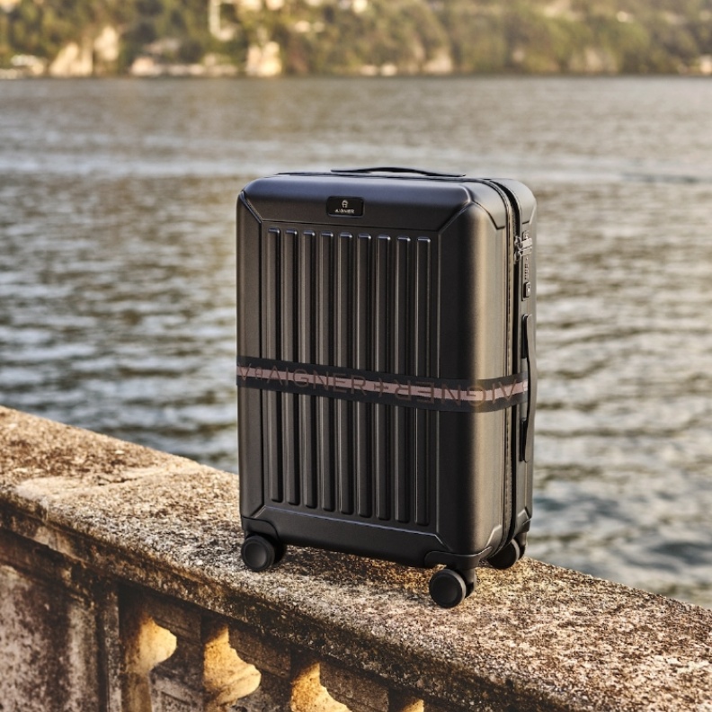 مجموعة حقائب السفر INMOTION لموسم ربيع/صيف 2024