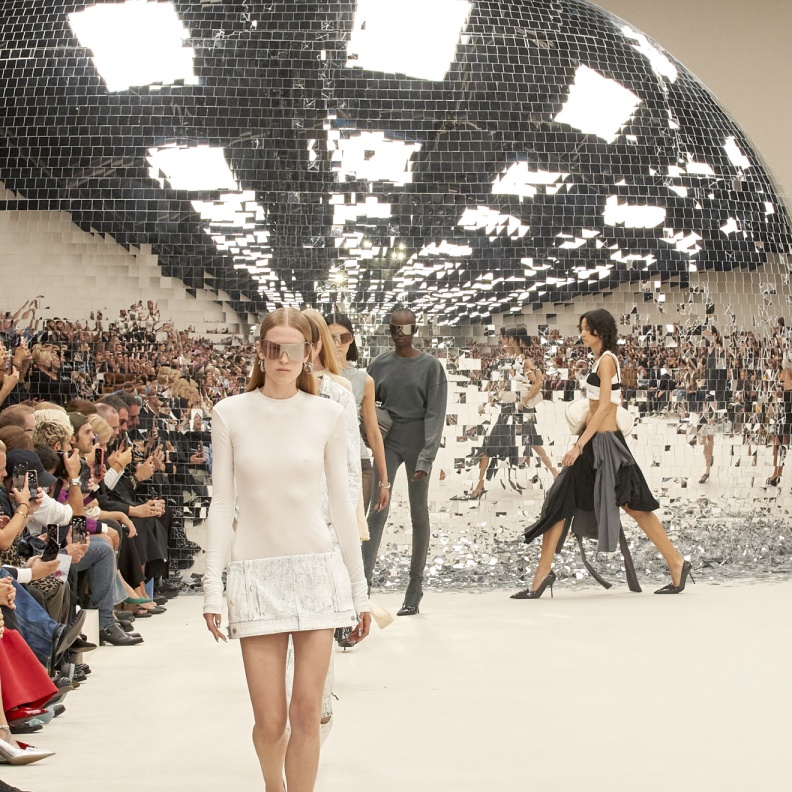 الأزياء المستقبلية موضة مؤقتة أم تلميح لما سنرتديه في المستقبل؟