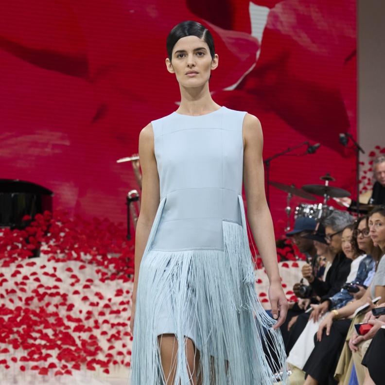 موضة الشراريب الطويلة على الفساتين لاطلالة استثنائية في الصيف