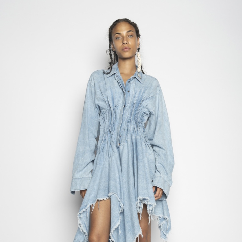 إطلالة من Marques Almeida