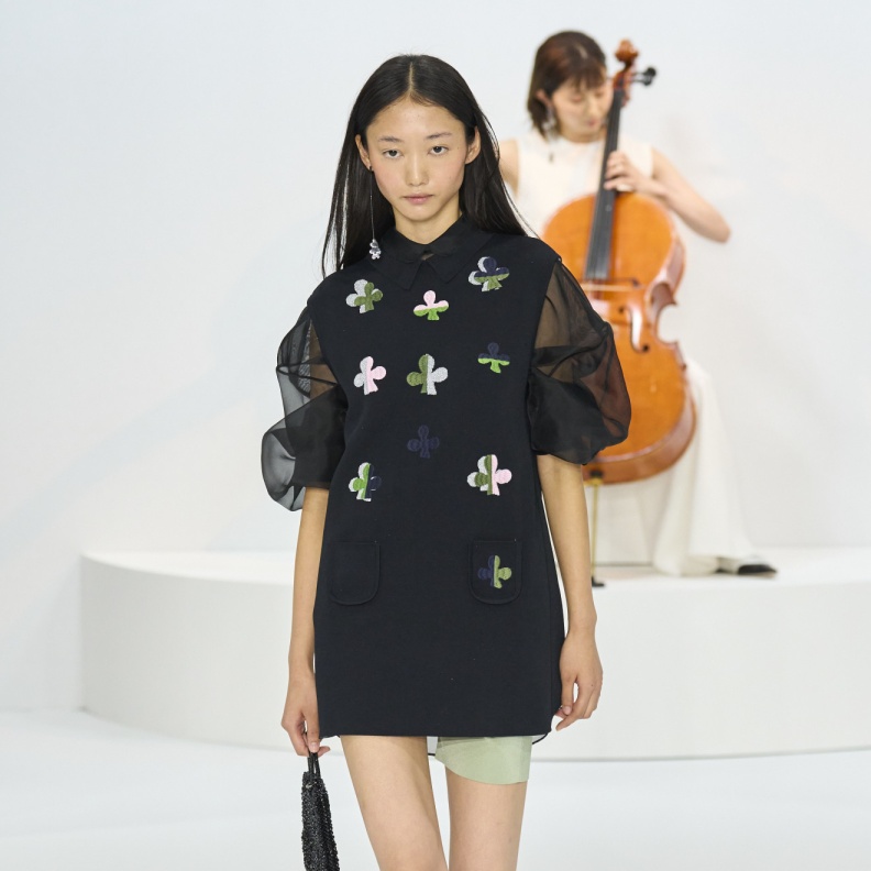 فستان باكمام منفوخة من Anteprima 