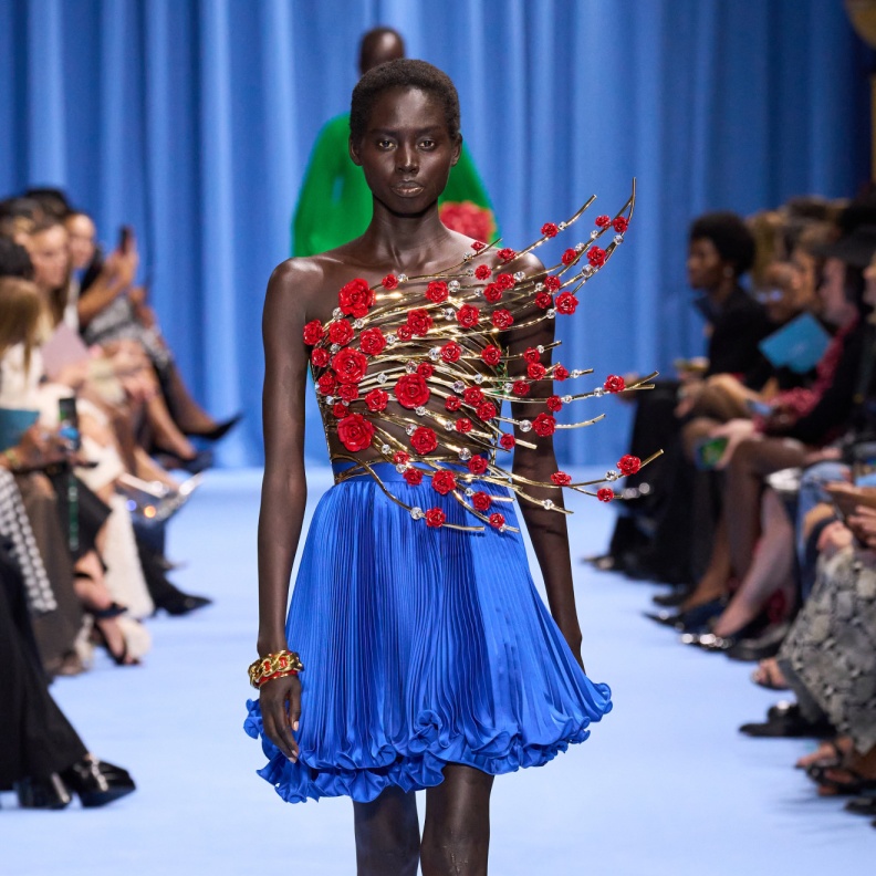 بلايز رسمية أم قطع فنية؟ ابداعات قدمتها دور الأزياء العالمية هذا الصيف