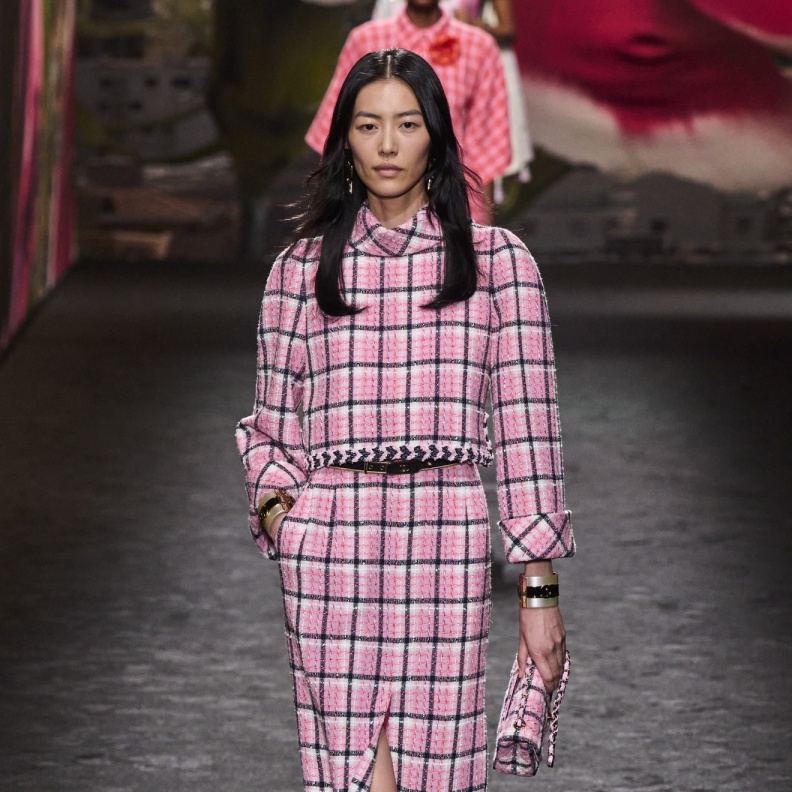 الأناقة اليومية ترتبط بموضة توبات الكارو