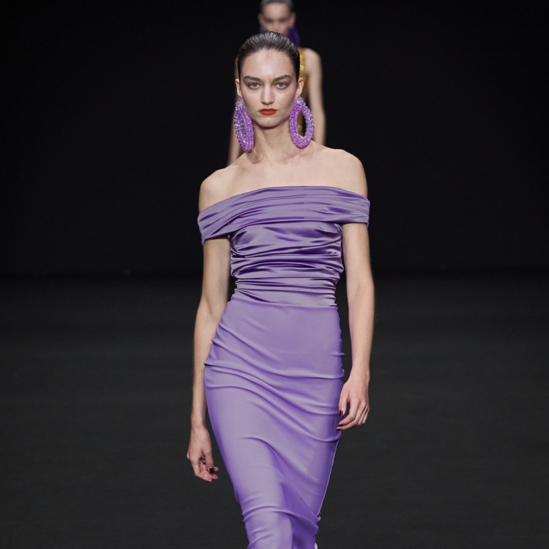 فساتين مكشوفة الأكتاف بقصاتها الحيوية تناسب كافة الأعمار في موسم الصيف