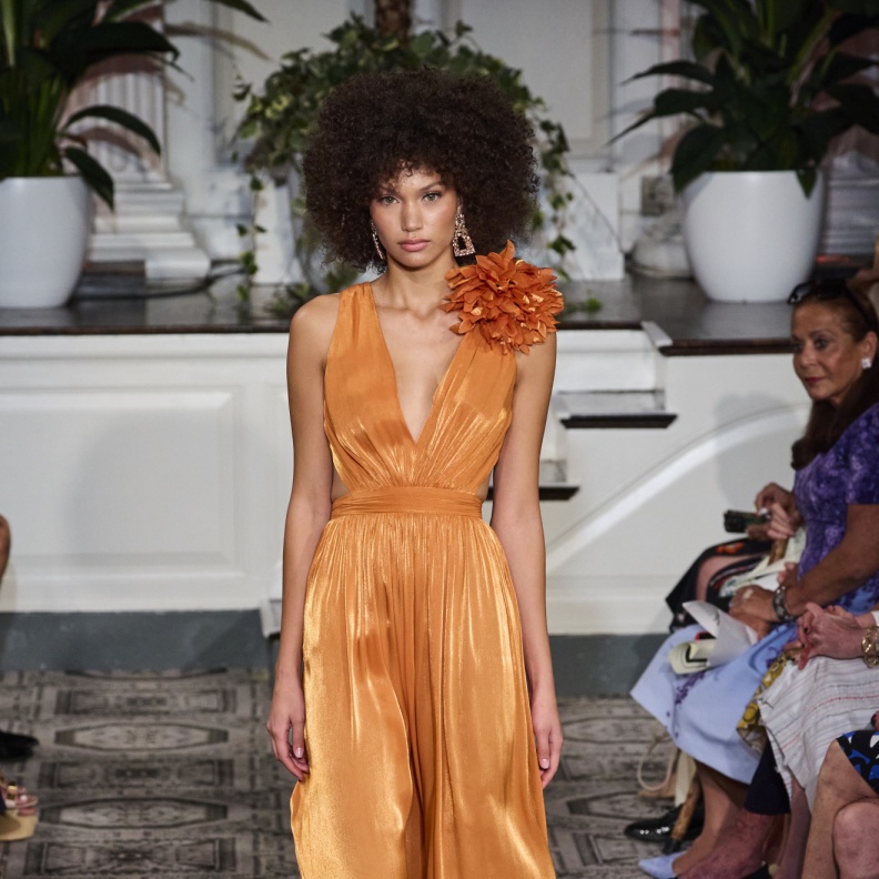 طبعات الورود النافرة على التصاميم عنوان الأناقة والعصرية   