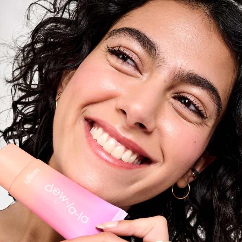 بنفت كوزمتكس تكشف عن الهايلايتر السائل الجديد: دو-لا-لا!