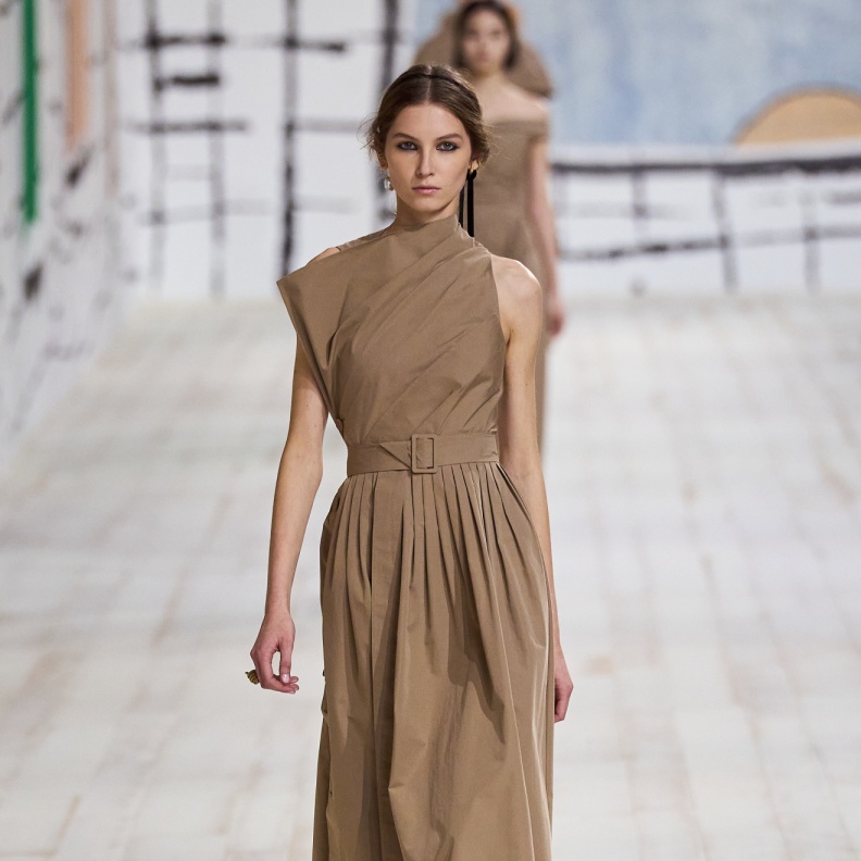 موضة فساتين البليسيه بقصاتها الفضفاضة صيحة متجددة