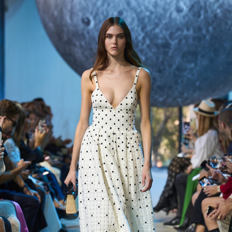 اعتمدي إطلالة فساتين منقطة طويلة لكل مناسباتك في صيف 2024