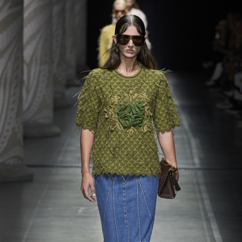 التنورة الجينز خيار المرأة العصرية منذ السبعينات إلى اليوم 