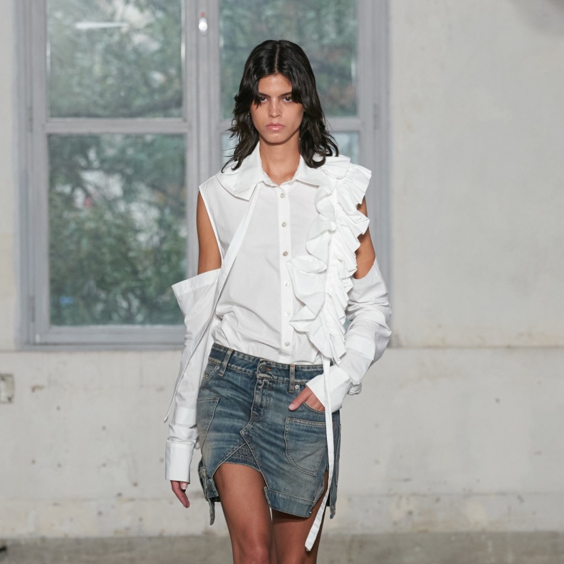 موضة القمصان مع التنانير