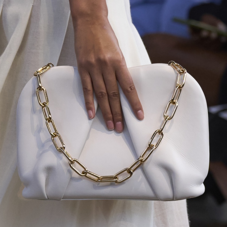 الحقائب البيضاء تمنحك إطلالات يومية لا تعرف الملل