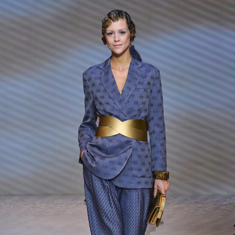 البدلات الرسمية تعود الى واجهة الموضة مع الحزام على الخصر