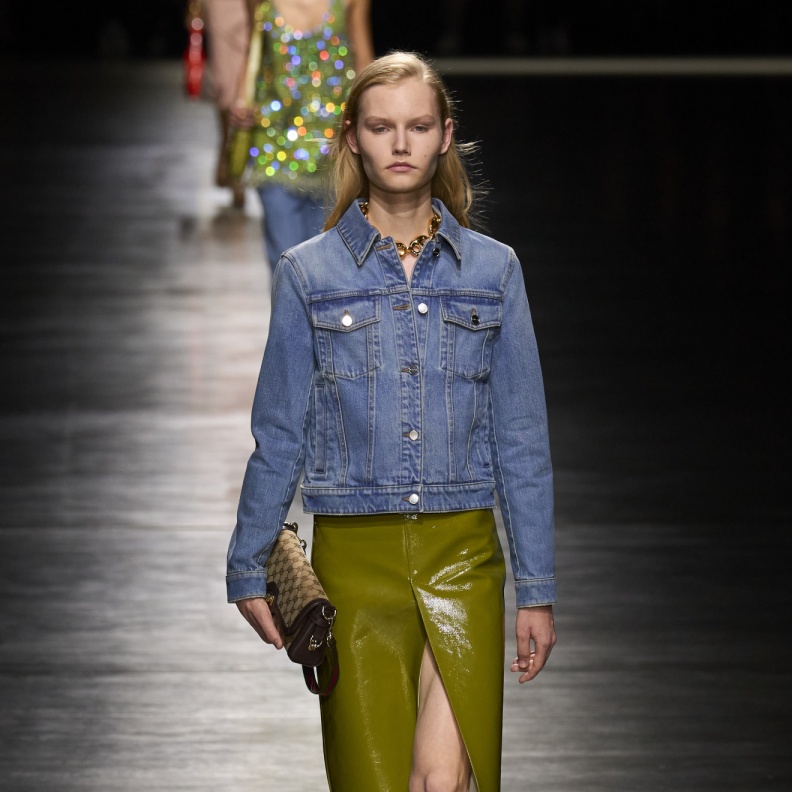  من عمال المناجم إلى أهم منصات العروض.. رحلة الجاكيت الجينز في عالم الموضة 