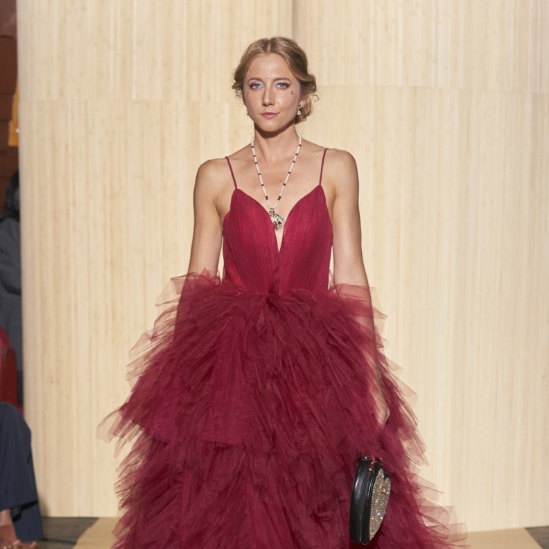 لمحبات الإطلالات الأنثوية إليك فستان أحمر منفوش لتتألقي في مناسبات صيف 2024