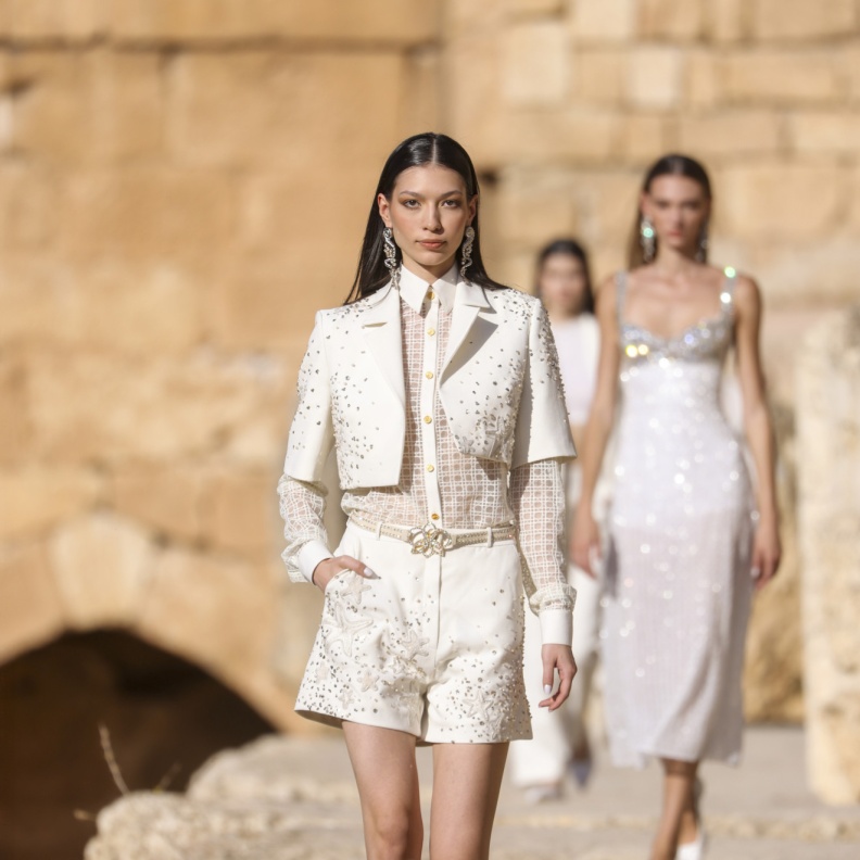 ملابس سهرة تغنيك عن إطلالات الفساتين التقليدية في مناسبات صيف 2024