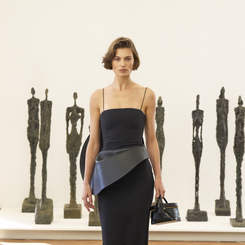 أكثر من تصميم لفستان ناعم طويل ترضي ذوقك