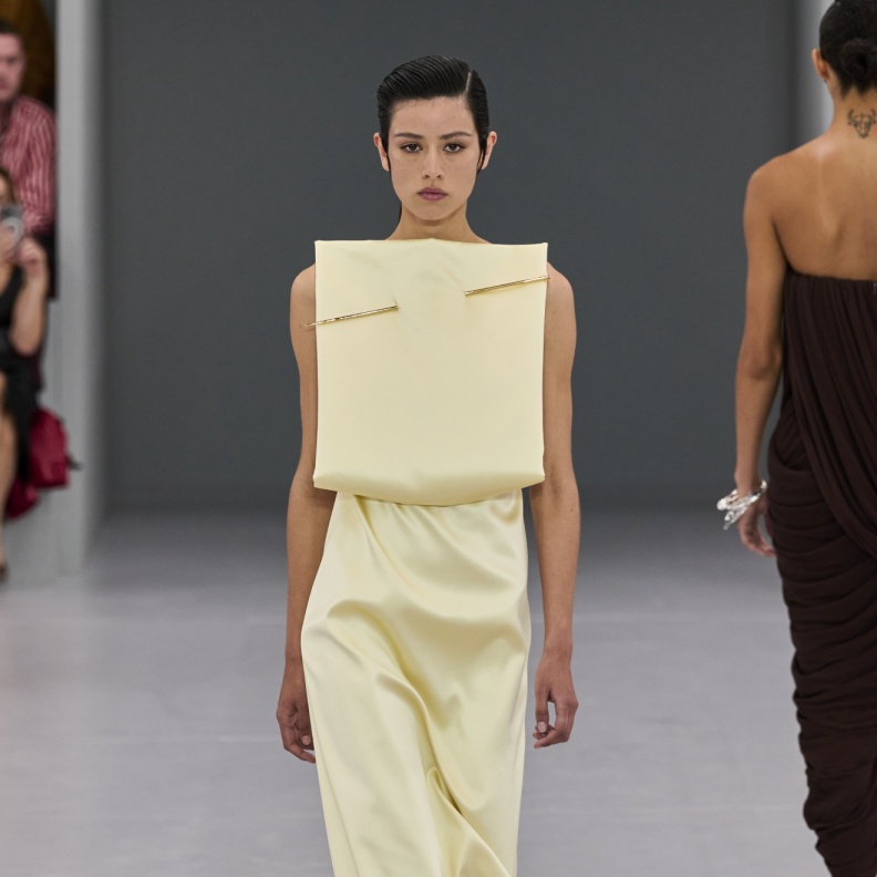 “أصفر الزبدة”لون جديد ظهر في صيف 2024 عليك باعتماده في اطلالاتك