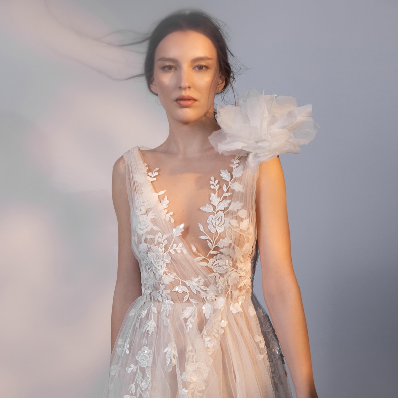 مصممة الأزياء تغريد الحاجل لعروس هي:"تصاميمي مفعمة بالأنوثة بأسلوب عصري ورومانسي بعيداَ عن الزخرفة "