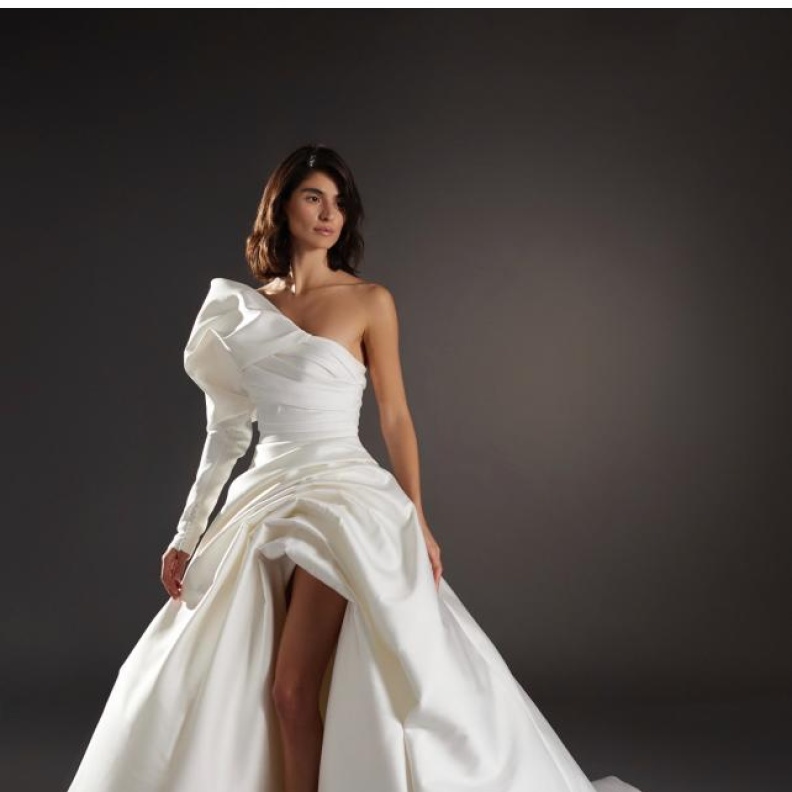 فيونكا على الأكتاف من دار Pronovias