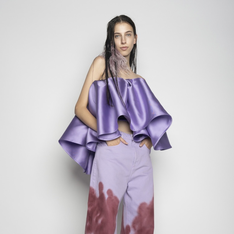 موضة البناطيل البنفسجية صيحات لن نملّ من إعتمادها في الصيف