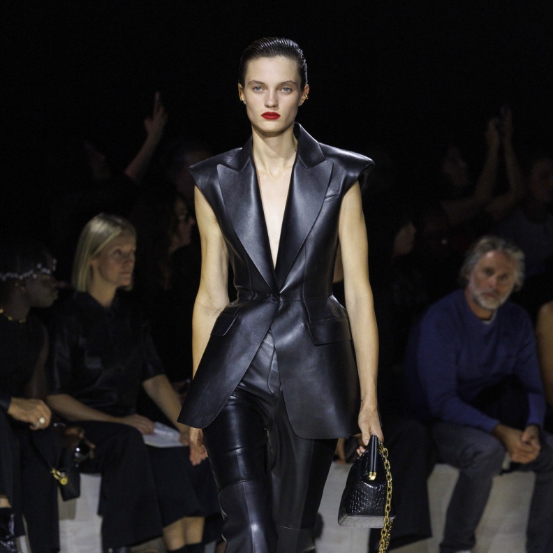 هل ستكون الأطقم الجلدية خيارك الأول هذا الصيف؟ 