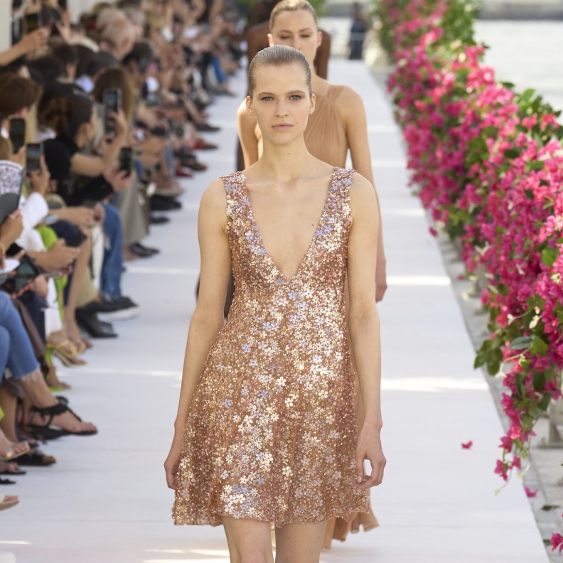 فساتين السهرة القصيرة مع أقمشة الترتر عنوان للأناقة