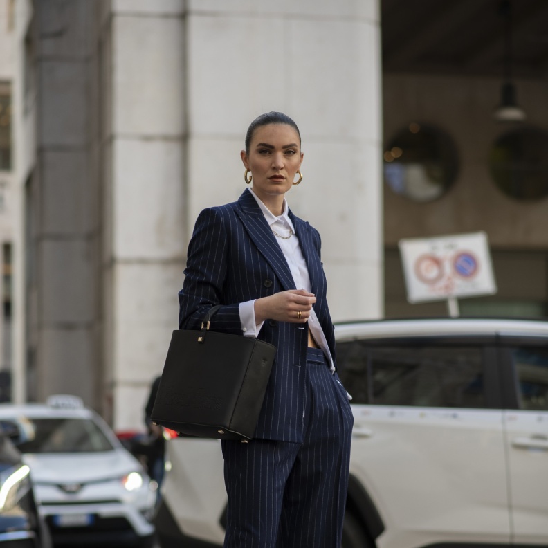 اللّون الكحلي من أبرز صيحات الموضة لصيف 2024.. تصاميم أنيقة بتنسيقات لافتة ومتنوعة