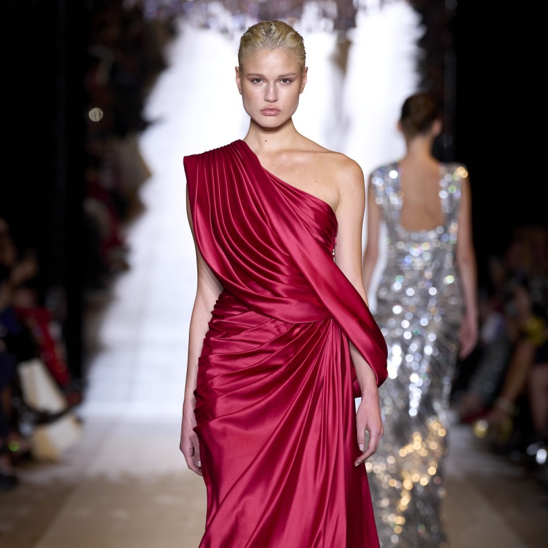 ألوان فساتين حيوية وجريئة لسهرات صيف 2024